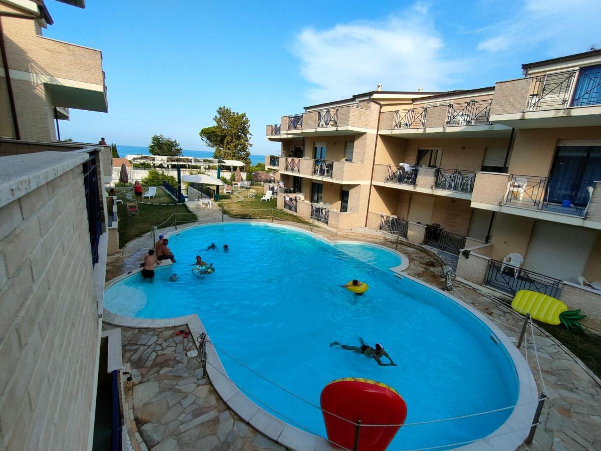 Appartamento Con Piscina Green Bay Village Pineto Kültér fotó