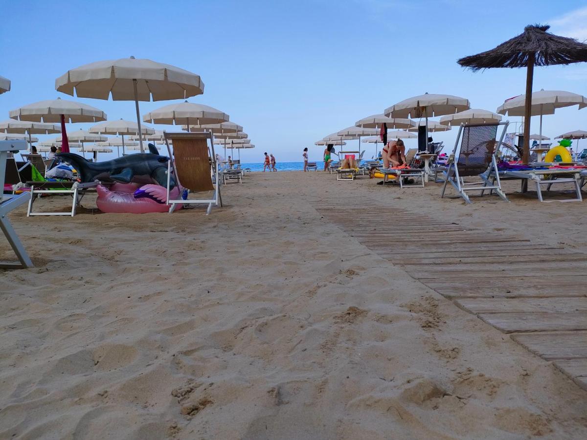 Appartamento Con Piscina Green Bay Village Pineto Kültér fotó
